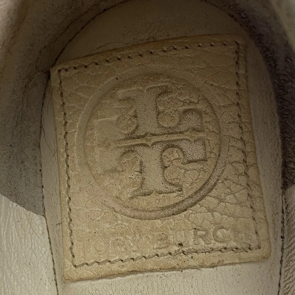 Tory Burch Flats Womens 8.5 Cream Gold Emblem Ballet Driving Shoe Patent Leather
